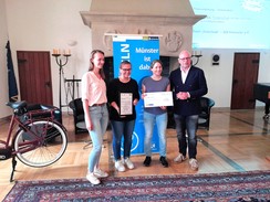 Foto von Laura Feldhaus, Sandra Schärich und Céline Schröder mit Oberbürgermeister Lewe bei der Übergabe der Urkunde und des Gutscheins in der Rüstkammer des Stadtweinhauses