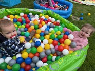 Foto von zwei Kindern im Bällebad (vergrößerte Bildansicht wird geöffnet)