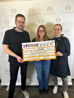 Foto von André Strotmann (Inhaber des Salons), Sandra Schärich (1. Vorsitzende des Fördervereins) und Katja Hemmers (Schriftführerin des Fördervereins) bei der Spendenübergabe