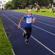 Foto von Lina beim 50-m-Sprint (vergrößerte Bildansicht wird geöffnet)